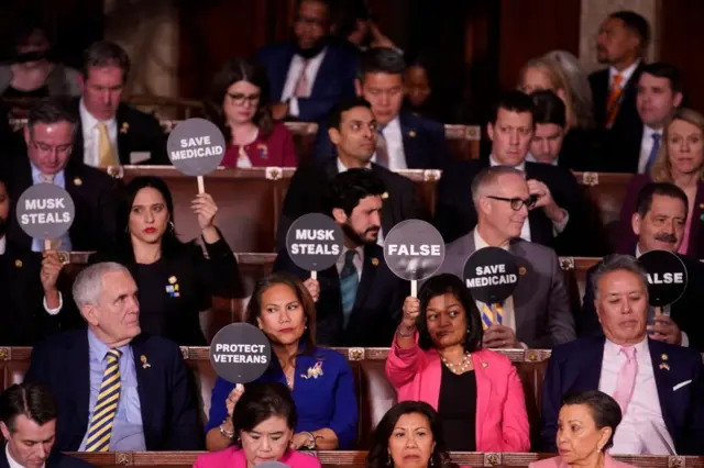 Demócratas de la Cámara de Representantes sostienen carteles en protesta durante el discurso de Donald Trump ante la sesión conjunta del Congreso en la Cámara de Representantes del Capitolio de EE. UU. en Washington, DC, EE. UU., el martes 4 de marzo de 2025.