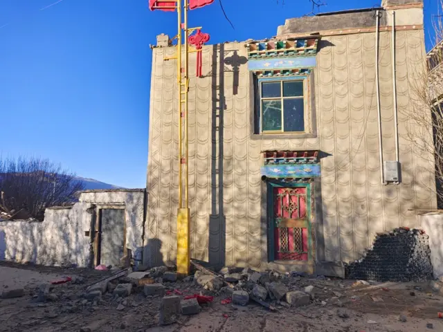 Edificio en el Tíbet dañado por el sismo. 