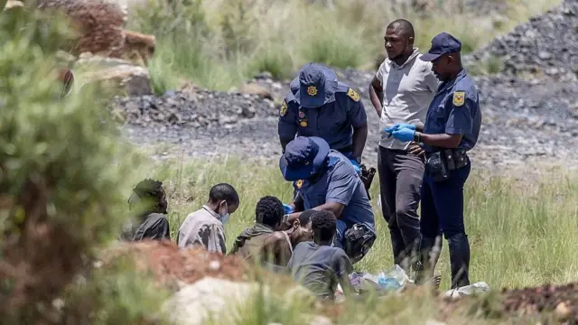 Mineros ilegales rescatados en Stilfontein con la policía