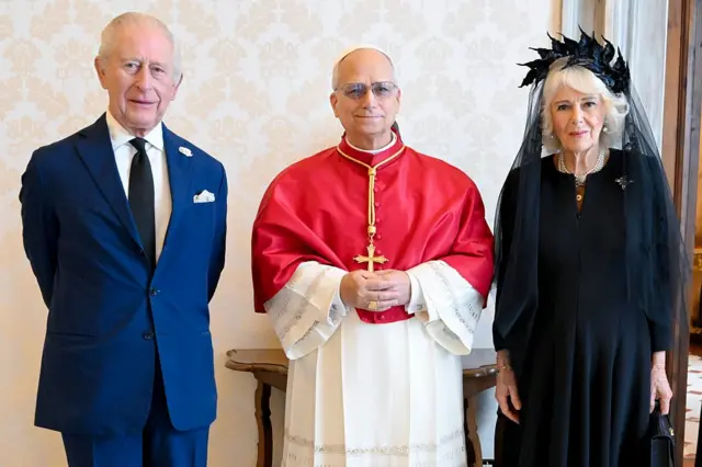 El papa León XVI se reúne con el rey Carlos III y la reina Camila durante una audiencia en el Palacio Apostólico el 23 de octubre de 2025 en la Ciudad del Vaticano, Vaticano. Durante esta histórica visita de Estado, el rey Carlos III y la reina Camila se reunirán con el papa León XIV por primera vez desde que fue elegido en mayo de 2025