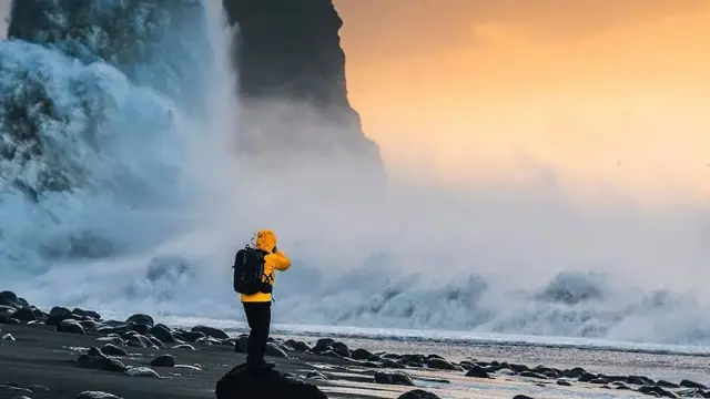 Persona explorando una costa