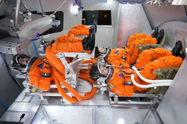 Una vista de la disposición de los asientos de la tripulación (dos asientos sobre dos asientos) utilizando una maqueta del vehículo en el Centro Espacial Johnson.