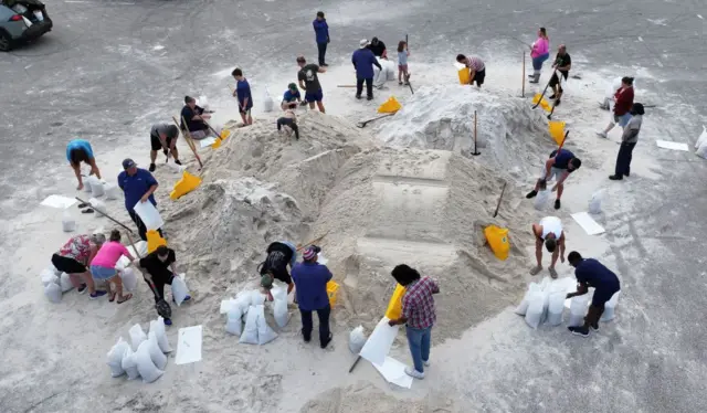 En Florida están repartiendo bolsas de arena para que los vecinos puedan proteger sus casas de las inundaciones.