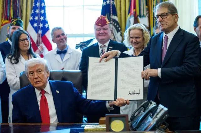 Trump y unos invitados muestran la orden sobre el cannabis firmada en la Oficina Oval