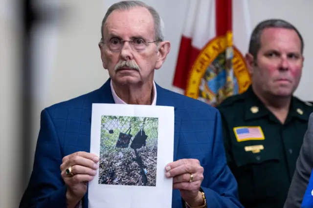 El sheriff del condado de Palm Beach, Ric Bradshaw, muestra una foto con el arma del sospechoso.