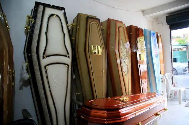 Ataúdes en una funeraria.