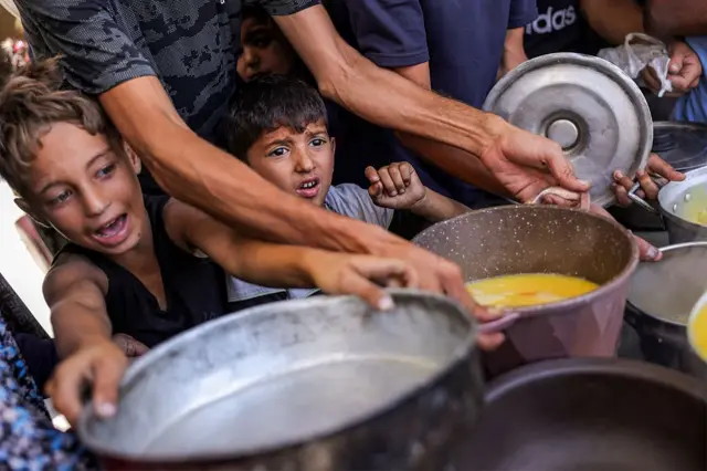 Niños que buscan comida en Gaza