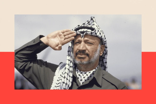 Yaser Arafat saludando