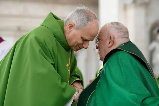 Robert Francis Prevost le estrecha la mano al papa Francisco
