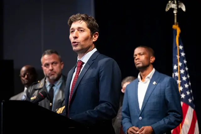 Jacob Frey y otros representantes políticos. 
