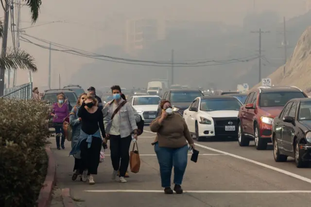 Vecinos responden a la orden de evacuación por incendio en Pacific Palisades, Los Ángeles, California, Estados Unidos, el 8 de enero de 2025.