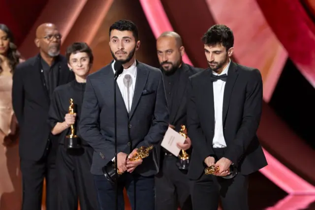 Basel Adra, Rachel Szor, Hamdan Ballal y Yuval Abraham reciben el Oscar a mejor documental. 