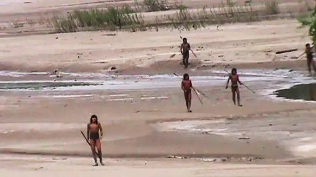 Miembros del pueblo mashco piro se acercan al puesto de control de Nomole