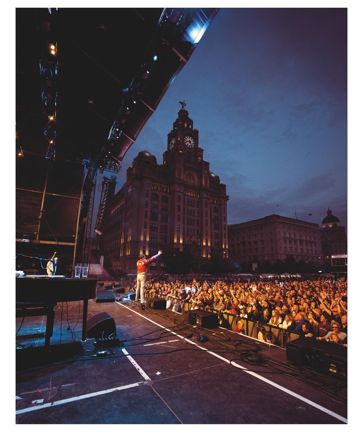 God Save the Queen, la banda que hace música del grupo de Freddie Mercury, en un show en Liverpool.