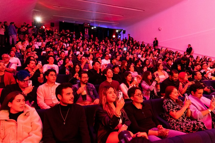 Decenas de fans vieron a Tini Stoessel volver a la actuación. Foto: Disney