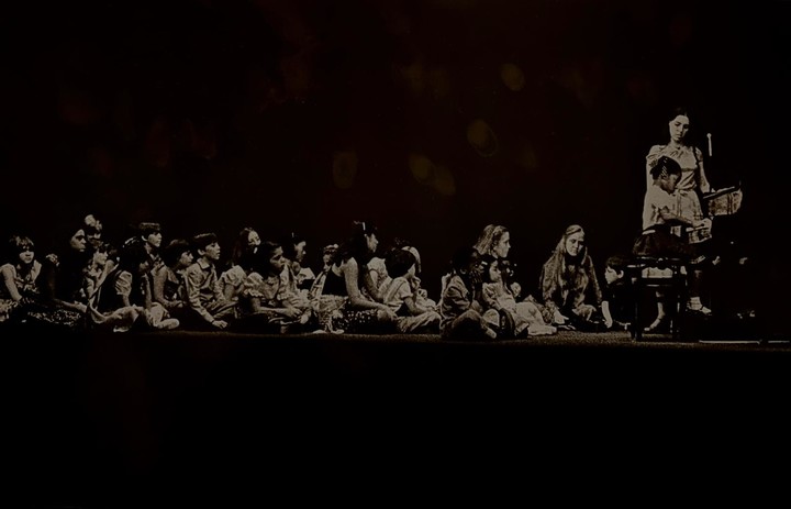 Los alumnos sobre el escenario (entre ellos María Corina Machado, undécima en la fila), escuchando a uno de sus compañeros..