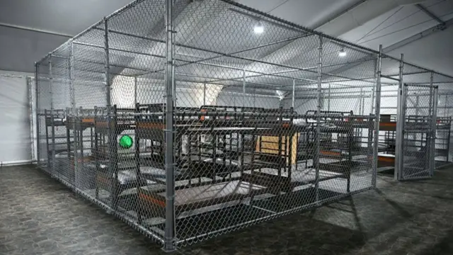 Literas dentro de una suerte de celda amplia en el interior del centro de detención Alligator Alcatraz