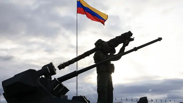 Un miembro de la Fuerza Armada Nacional Bolivariana (FANB) sostiene un lanzacohetes 