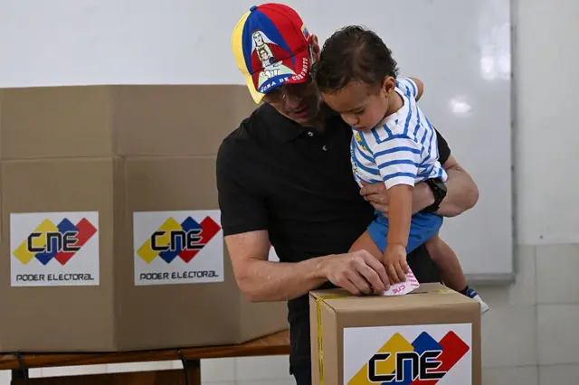 Henrique Capriles votando en las elecciones del 25 de mayo de 2025.