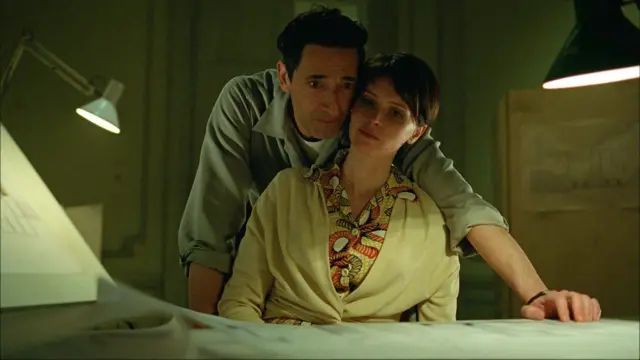 Adrien Brody y Felicity Jones en 