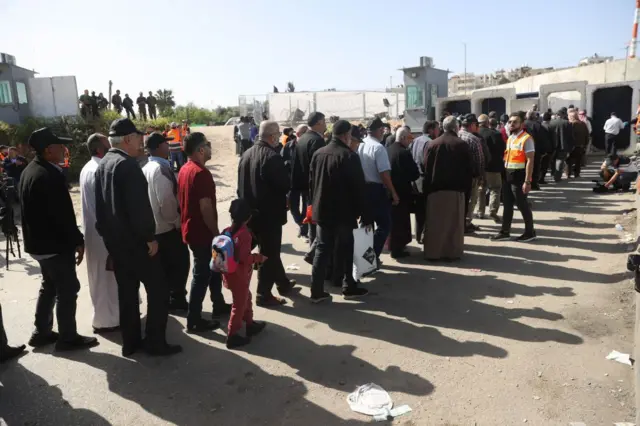 Palestinos hacen fila para cruzar de Ramala a Jerusalén.