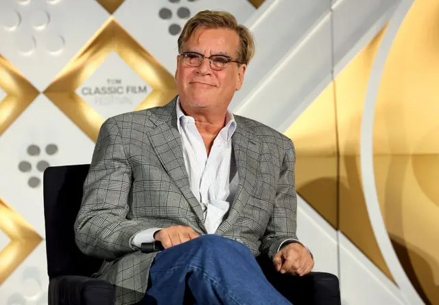 Aaron Sorkin habla en el escenario durante la proyección de 