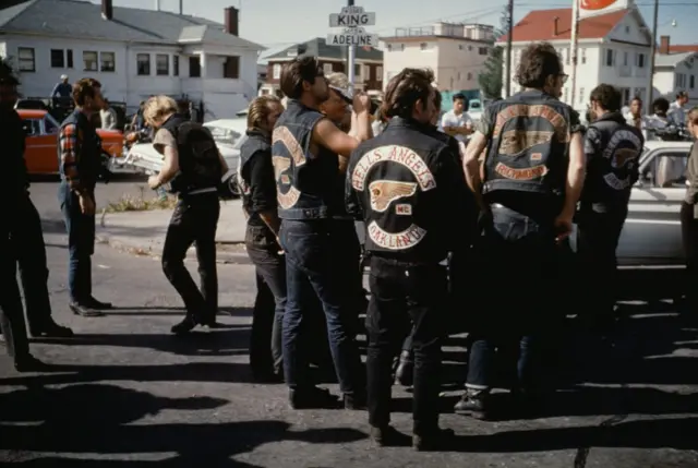 Varios miembros del club Hells Angeles en una calle de EE.UU.