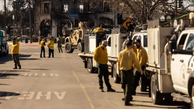 Empleados de una empresa privada contra incendios en Palisades