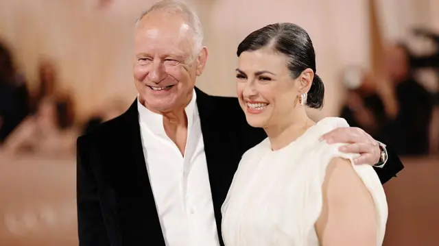 Stellan Skarsgård y Megan Everett-Skarsgård asisten a la 83ª entrega anual de los Premios Globo de Oro en The Beverly Hilton el 11 de enero de 2026 en Beverly Hills, California. (Foto de Matt Winkelmeyer/GA/The Hollywood Reporter vía Getty Images)