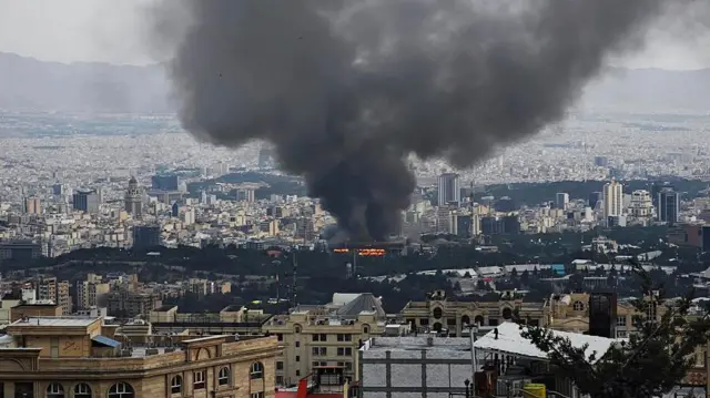 Un columna de humo tras un ataque israelí contra un edificio de la Red de Noticias de la República Islámica de Irán.