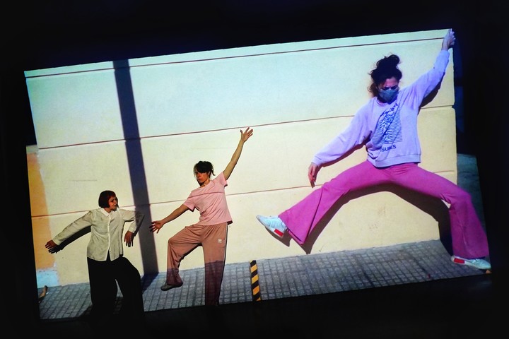 En escena y en pantalla. Margarita Bali, Luciana Glanc y una imagen proyectada sobre el escenario. Foto: Martín Bonetto