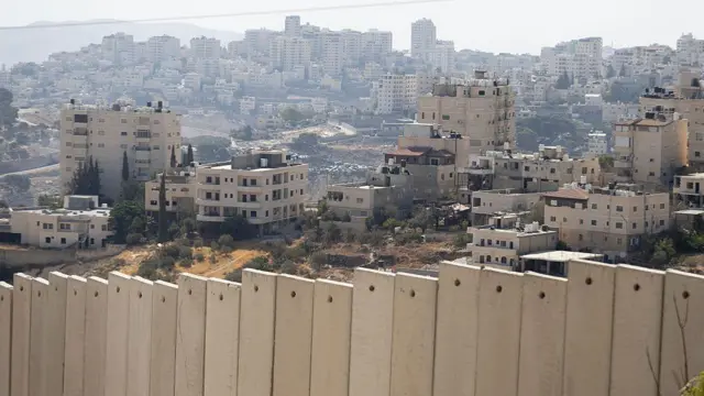 Un muro de hormigón separa Cisjordania. 