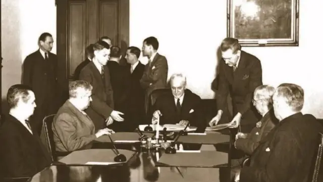 Representantes de México y EE.UU. firmando el tratado en Washington en 1944