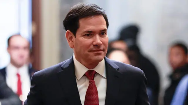 Primer plano del secretario de Estado de EE.UU., Marco Rubio, vestido con traje oscuro y corbata granate