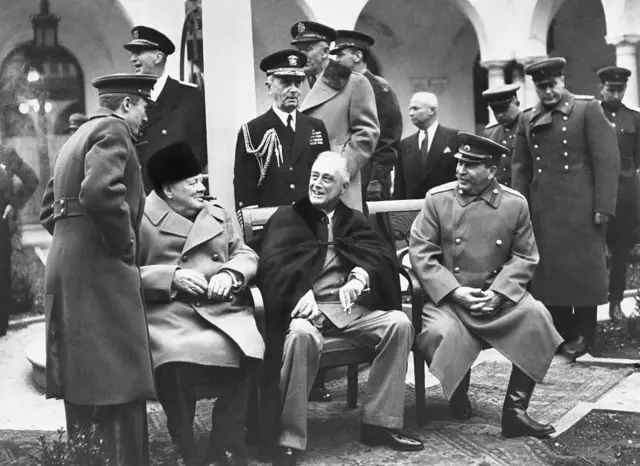 Con la inminente derrota de la Alemania nazi, el primer ministro británico Winston Churchill, el dictador soviético Josef Stalin y el presidente estadounidense Franklin D. Roosevelt se reunieron en 1945 para decidir el destino de la Europa de posguerra.