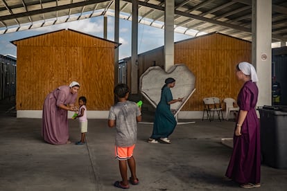 Mujeres integrantes de la congregación 'Asamblea de Dios del sur' de Jackson, Misisipi, juegan con niños migrantes que se alojan en el albergue Senda de Vida I, en Reynosa.