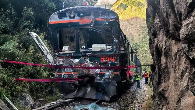 En la imagen se ve uno de los dos trenes afectados tras una colisión frontal en la ruta que conecta Machu Picchu con Ollantaytambo, en Pampacahua, departamento de Cusco, Perú.