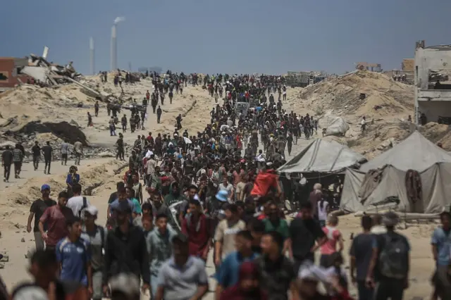 Una riada de personas en el área de Zikim, Gaza.