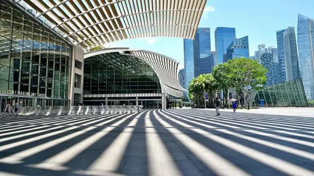 Techos de edificios públicos que generan sombra sobre el suelo.