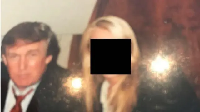 Donald Trump junto a una mujer rubia con el rostro tapado de forma digital.