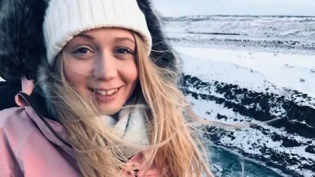 Rebecca aparece en una foto tomada en Islandia