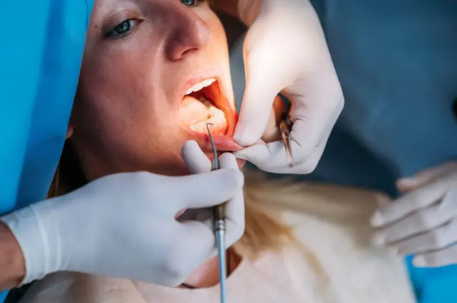Una mujer en el dentista.