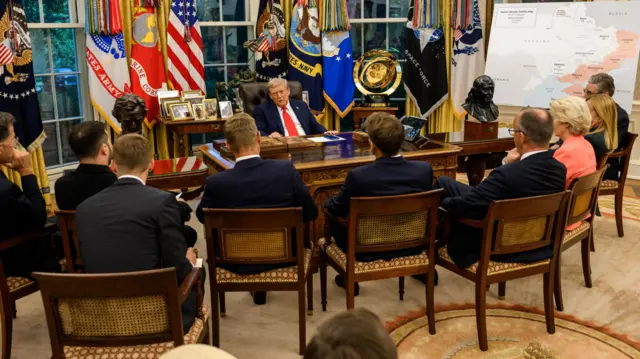 Donald Trump habla con los líderes europeos sentados a una mesa en el Despacho Oval.