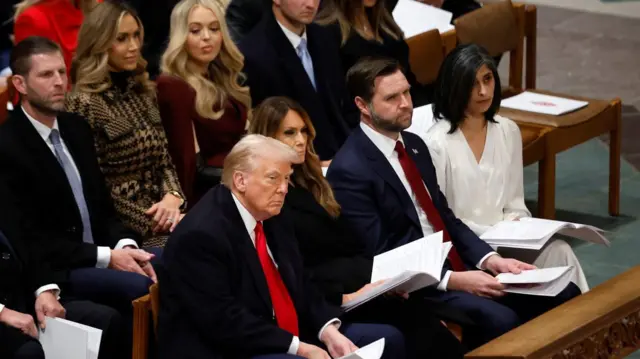 El presidente Donald Trump, la primera dama Melania Trump, el vicepresidente JD Vance y la segunda dama Usha Vance asisten al Servicio Nacional de Oración en la Catedral Nacional de Washington el 21 de enero de 2025.