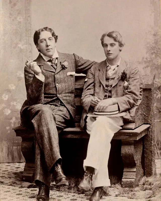 Oscar Wilde con su amante Lord Alfred Douglas en 1893, sentados