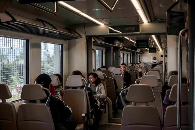 Pasajeros abordo del Tren Interurbano