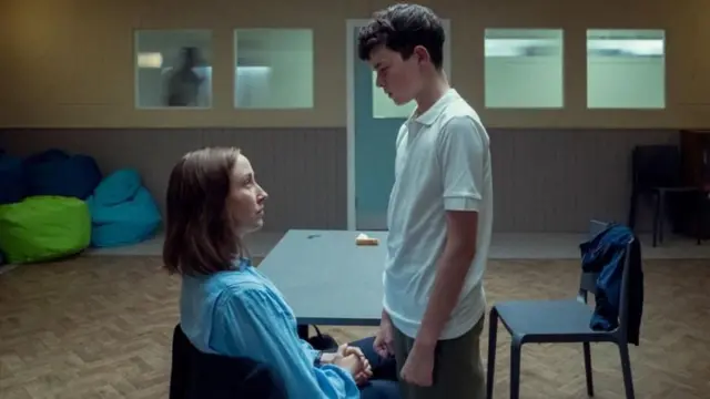 La serie británica Adolescent aborda el impacto de las redes sociales y los influencers misóginos en algunos adolescentes.