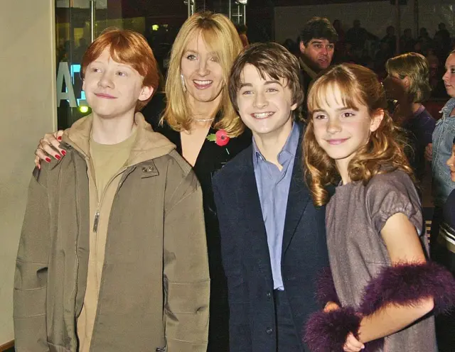 Rupert Grint, JK Rowling, Daniel Radcliffe y Emma Watson durante la premier de Harry Potter y la Piedra Filosofal en 2001
