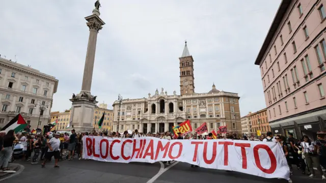 Una pancarta con el lema