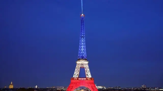 Torre Eiffel con los colores de la bandera de Francia